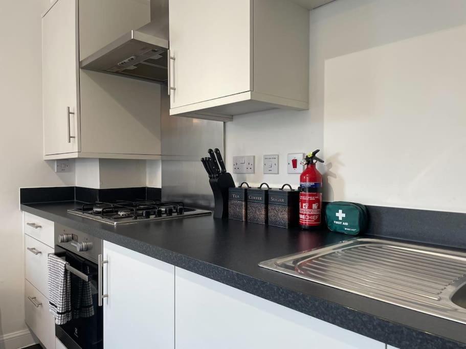 Stylish Station Apartment In Rochester With Free Parking Wainscot Zewnętrze zdjęcie