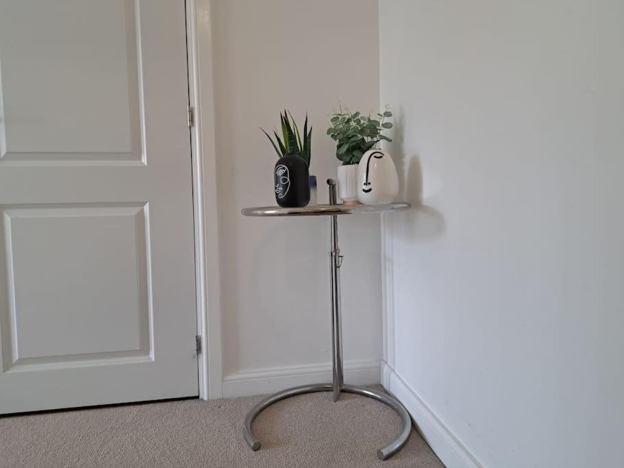 Stylish Station Apartment In Rochester With Free Parking Wainscot Zewnętrze zdjęcie