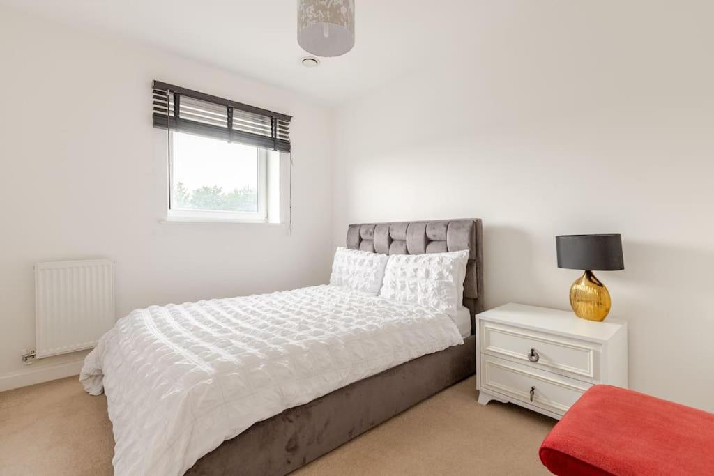 Stylish Station Apartment In Rochester With Free Parking Wainscot Zewnętrze zdjęcie