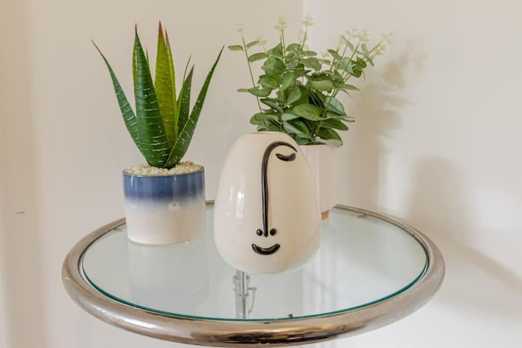 Stylish Station Apartment In Rochester With Free Parking Wainscot Zewnętrze zdjęcie