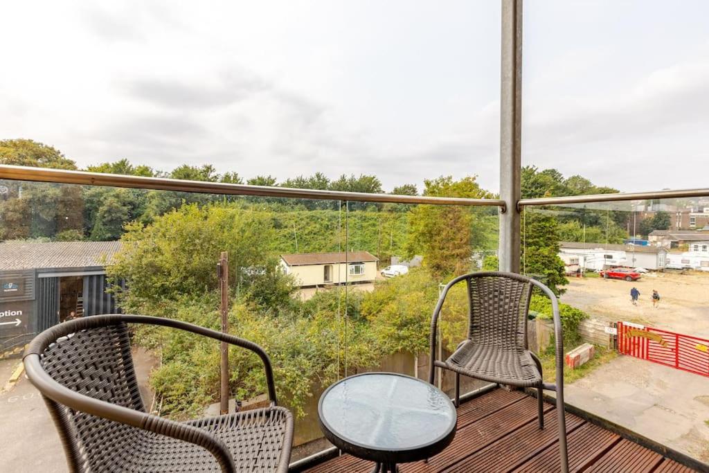Stylish Station Apartment In Rochester With Free Parking Wainscot Zewnętrze zdjęcie
