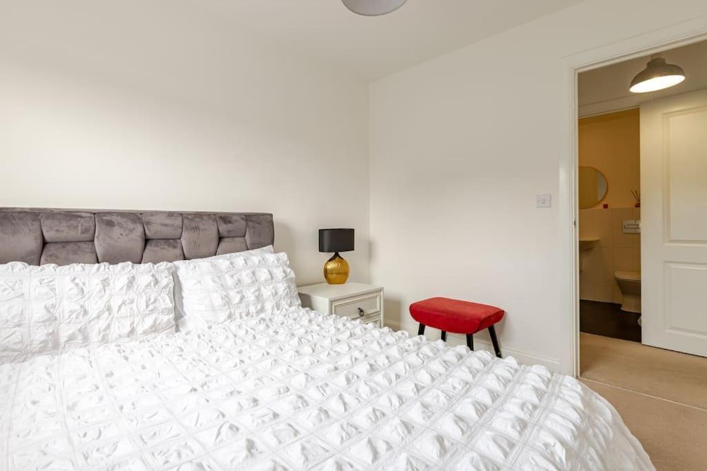 Stylish Station Apartment In Rochester With Free Parking Wainscot Zewnętrze zdjęcie