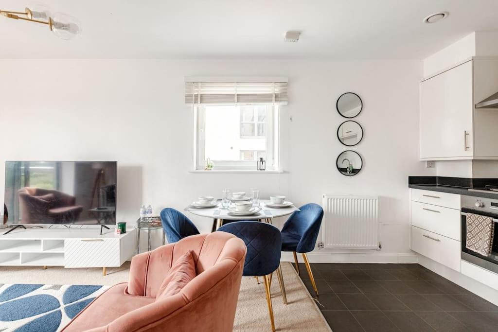 Stylish Station Apartment In Rochester With Free Parking Wainscot Zewnętrze zdjęcie
