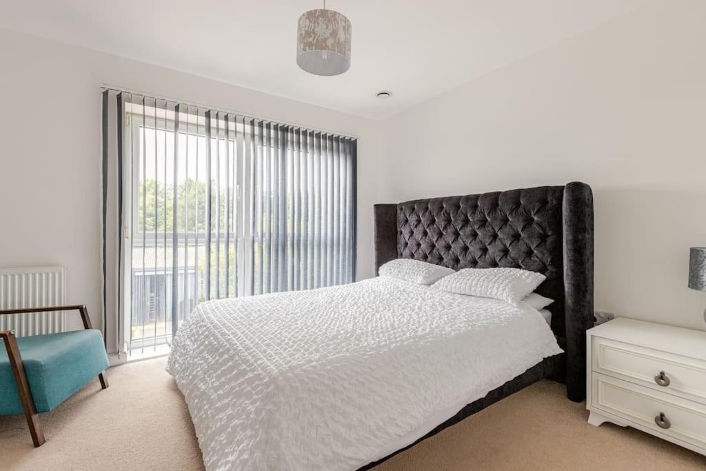 Stylish Station Apartment In Rochester With Free Parking Wainscot Zewnętrze zdjęcie